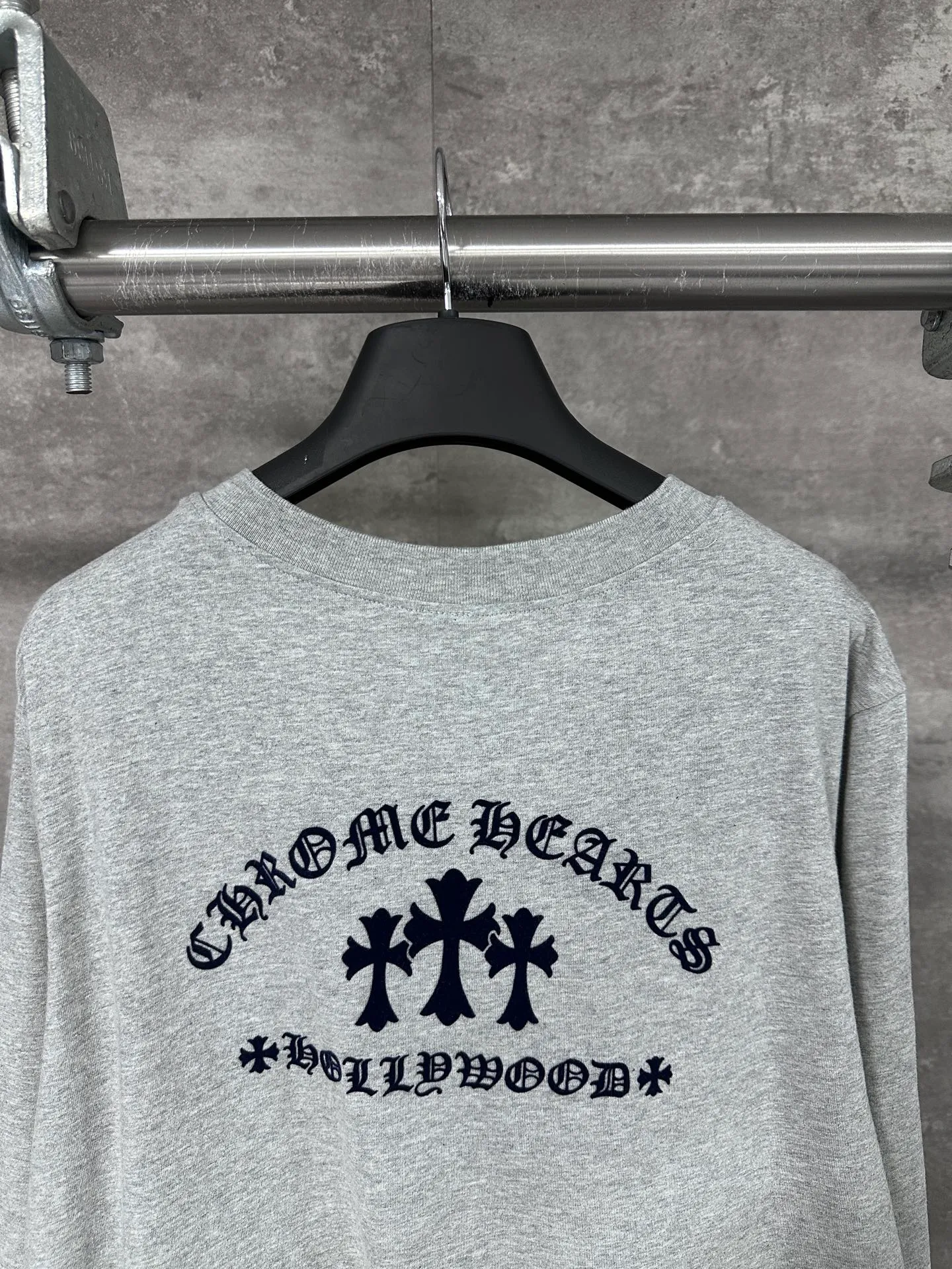 P290 Chrome Hearts/Chrome Hearts CH black flocked cross round neck long sleeves, custom-woven and dyed 40 yarn surface pattern with scratchy fabric, ready-made garments are made of YB consistent electrostatic flocking process, which is not an ordinary lettering mold process, and the colors are different at different angles. Brand new collar label (not the previous leather label) and washed label.  Size：S/M/L/XL